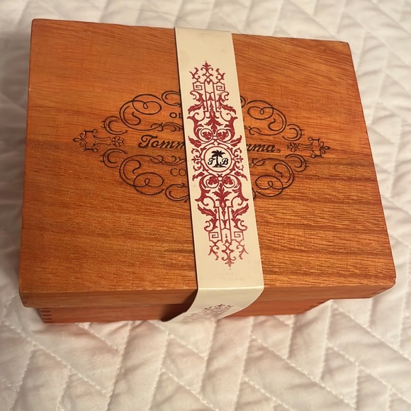 Tommy Bahama men’s tie. Old Havana style. - Picture 4 of 6